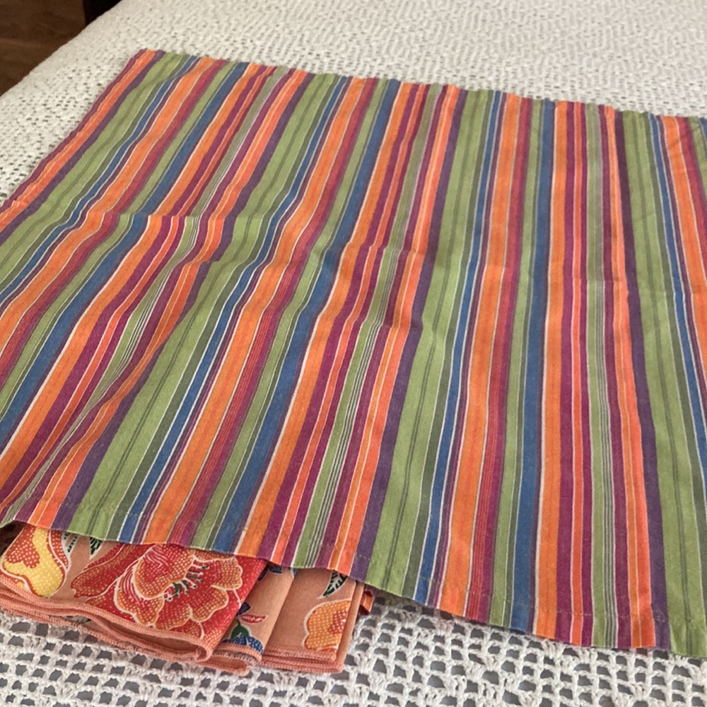 8 Napkins, Stripe ones are from Crate&Barrel 21X21, Floral 17X17 no label - Picture 6 of 8